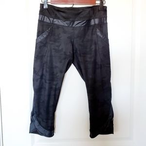 Lululemon Camo Chase me II Crop